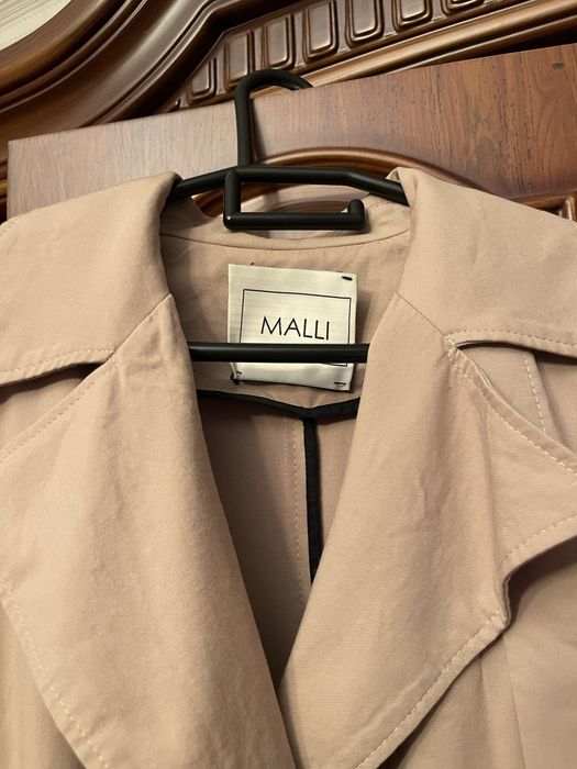 Стильный , легкий тренч от MALLI .