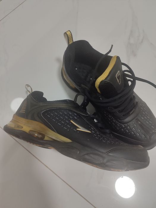 Кроссовки женские