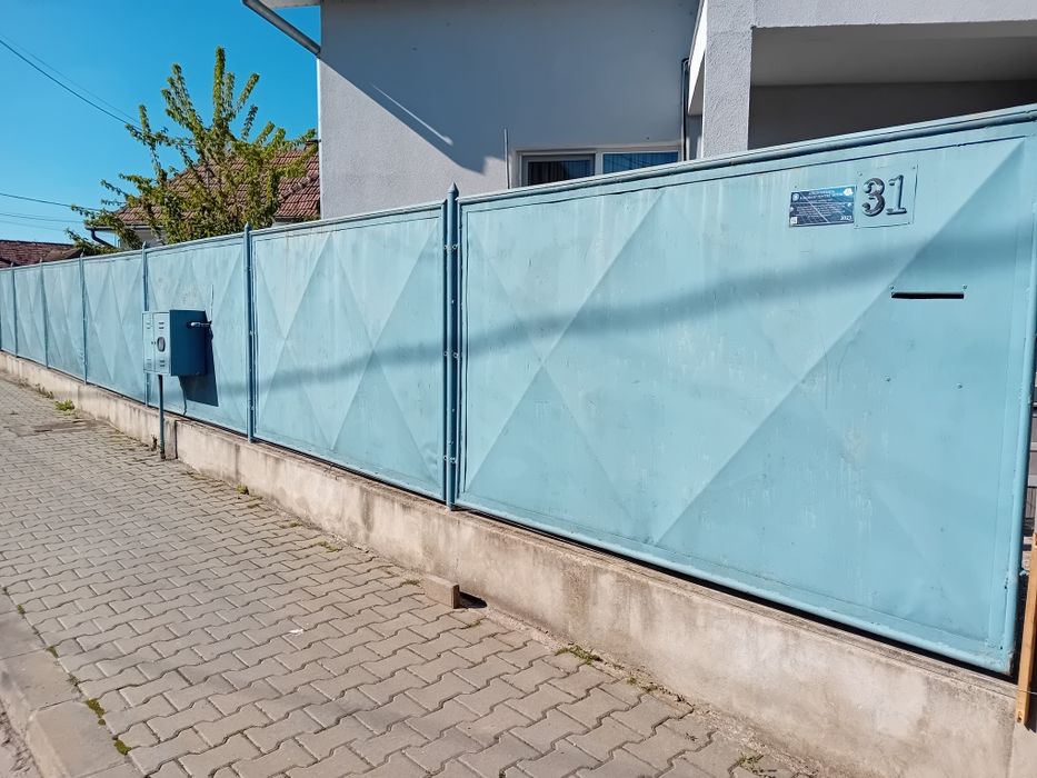 Se vinde gard din metal.