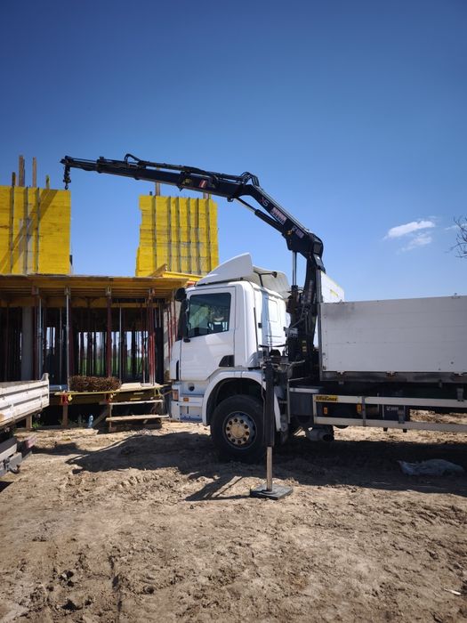 Транспорни услуги, камион с кран.