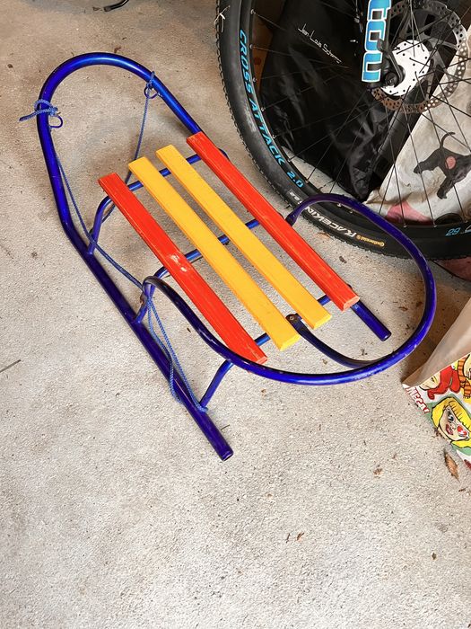 Sanie cu sezut din lemn si spatar