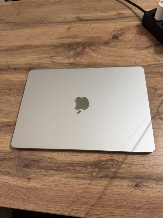Macbook air 13 ,2025 , 13.6 / apple M4