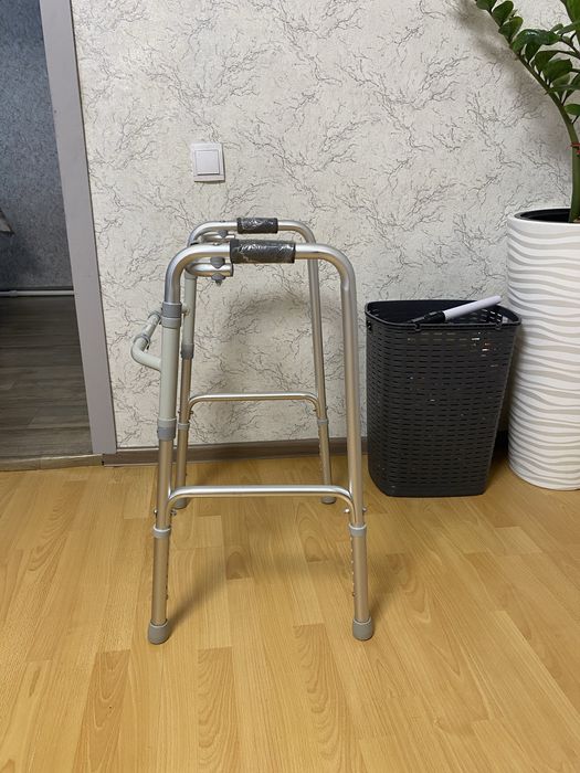 Продам шагающие ходунки.