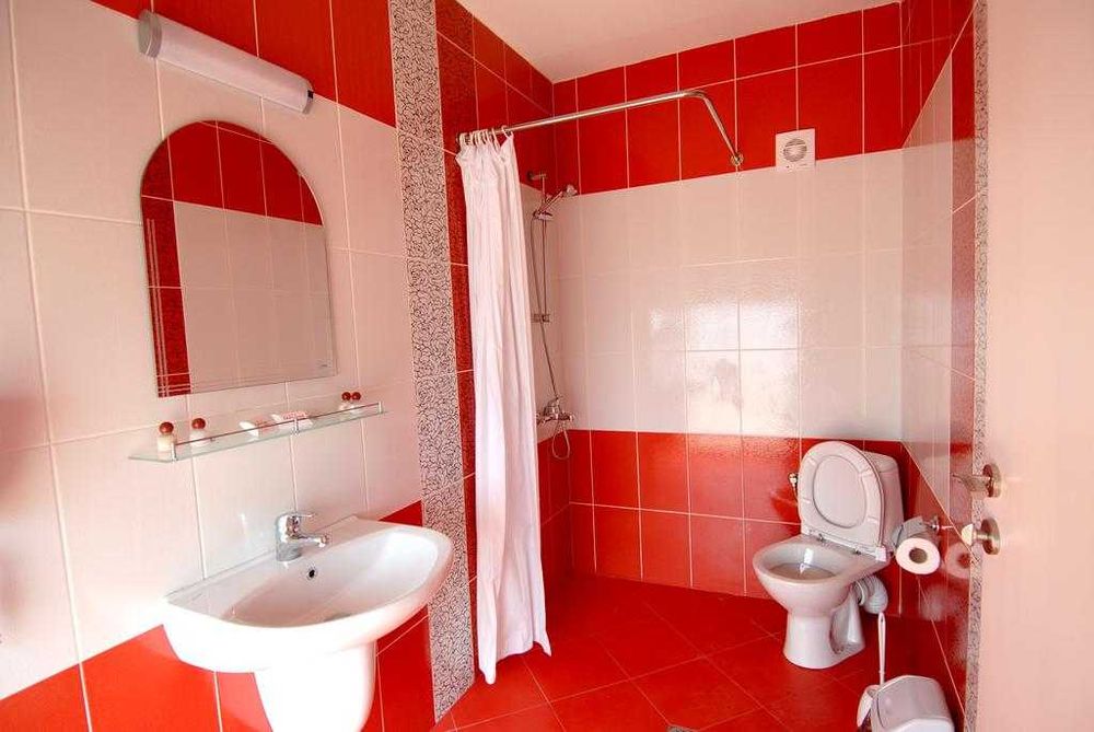 Работещ хотел с ресторант и басейн в гр. Несебър.