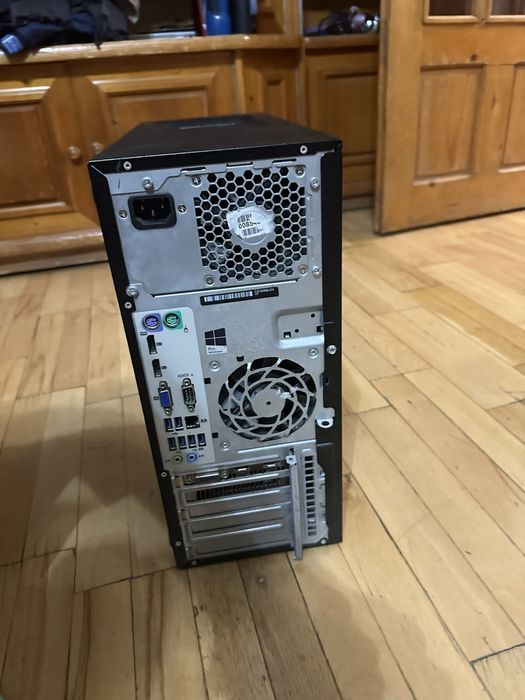 Продавам настолен компютър + подарък Монитор