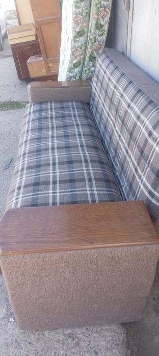 Продаётся добротный диван