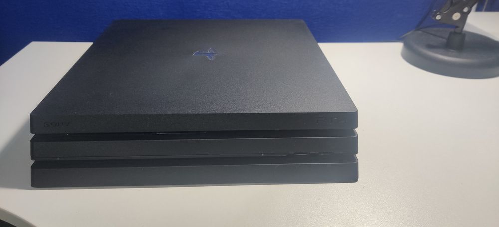 Продам PlayStation 4 Pro 1TB