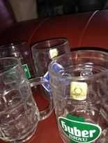 Чаши с етикети на известни австрийски марки бира