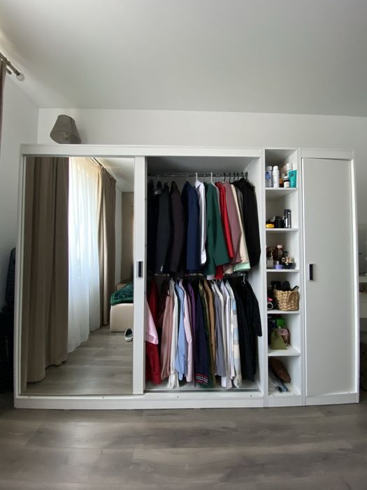 Dulap cu usi glisante si oglinda