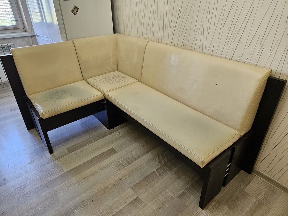 Продам угловой диван для кухни.