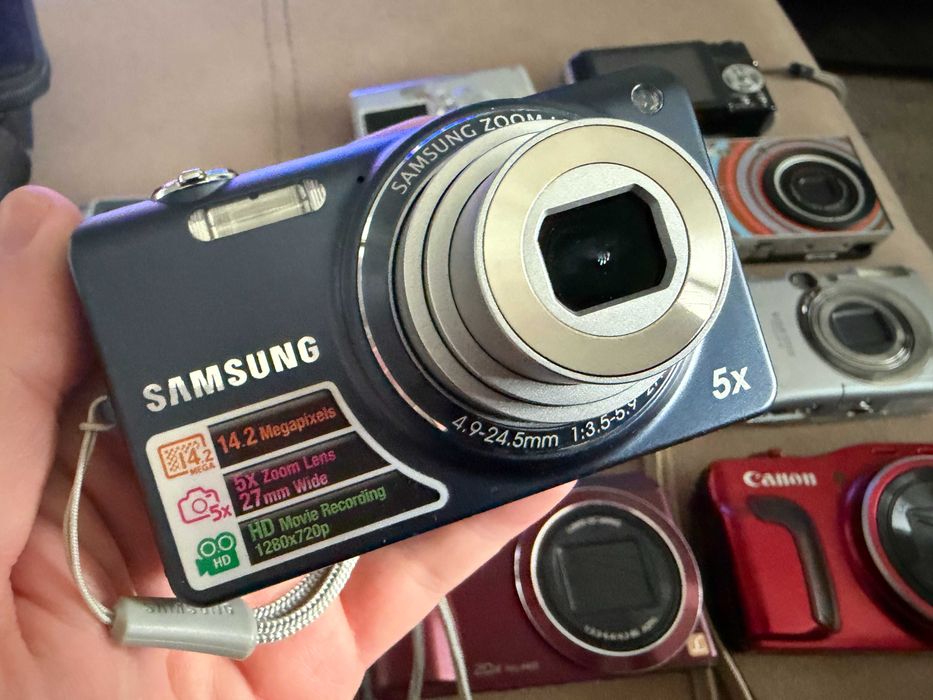 Комплект от 11 употребявани компактни фотоапарата Canon, Pentax, Nikon и други
