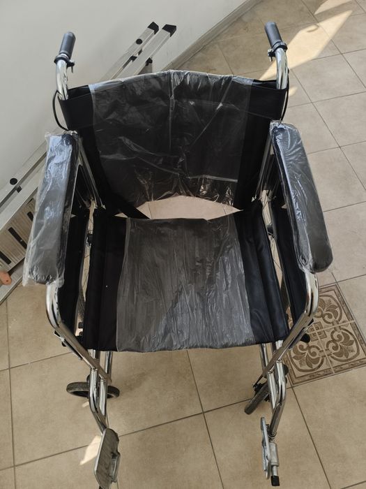 Кресло каталка почти новый в салафане