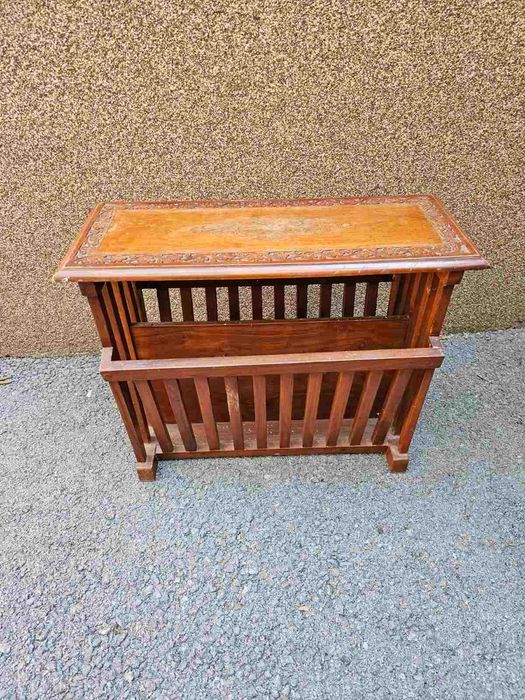 Ръчно изработена стойка /масичка с дърворезба