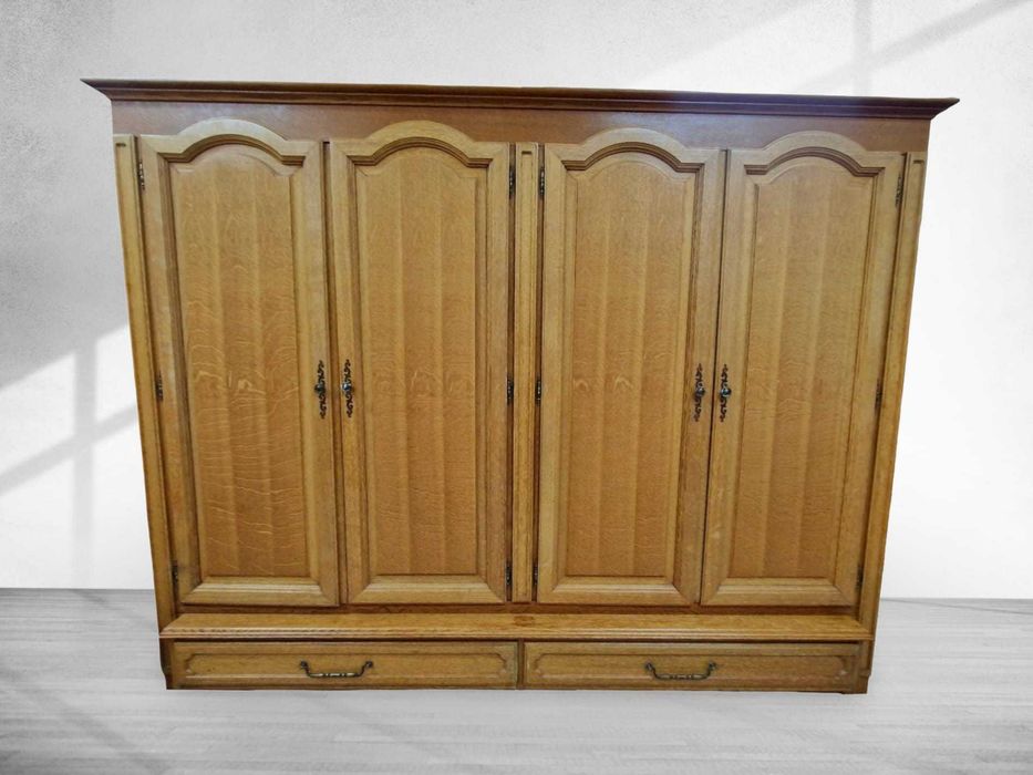 Голям четирикрилен гардероб с две чекмеджета