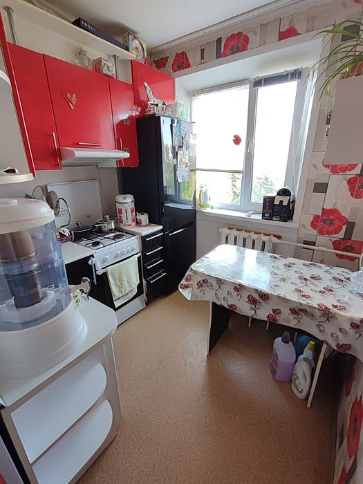 4 комн.. малогабаритную, 4 мкр, 26 дом , 5 этаж.