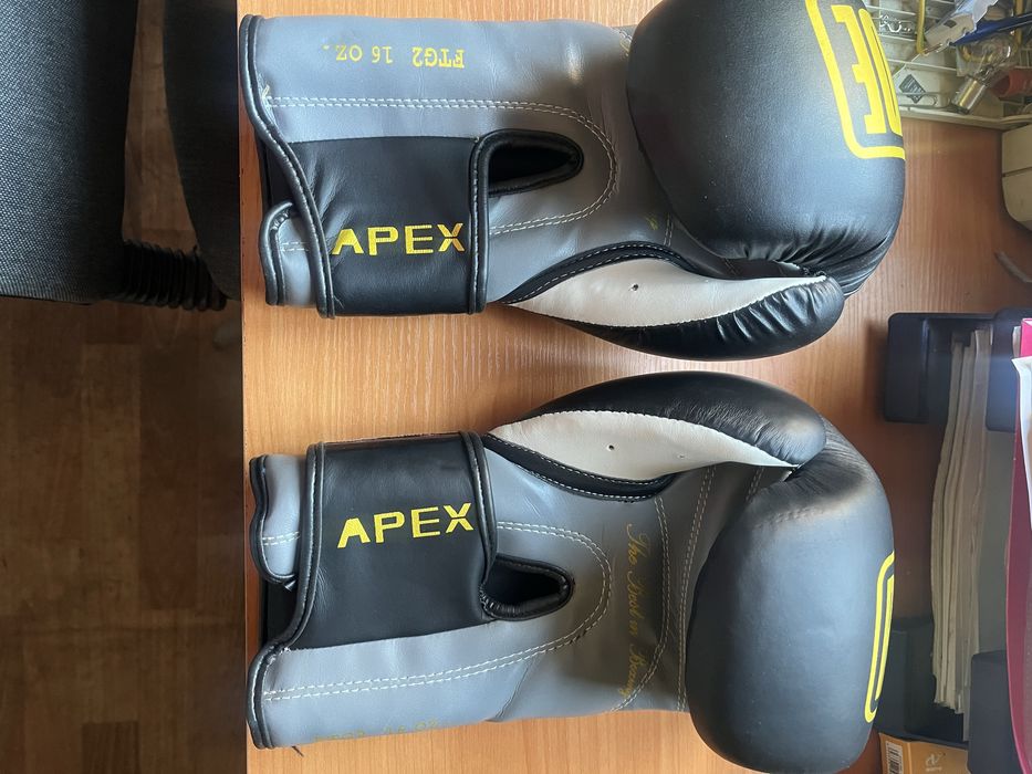 Боксерские перчатки