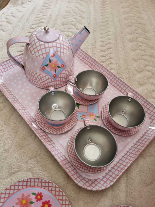 Детская игрушечная посуда.