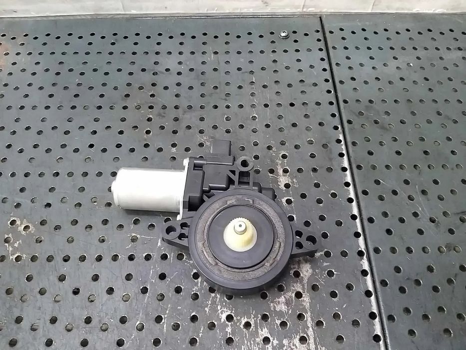 Motoras macara dreapta spate mazda 2 d01g5858x cm012010