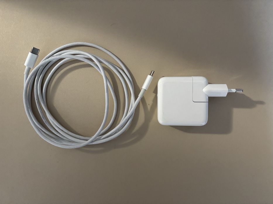 MacBook Air 13,3 inch, M1 чип + ПОДАРЪК два калъфа