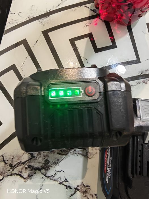 Baterii Makita 8 A celule 21700.