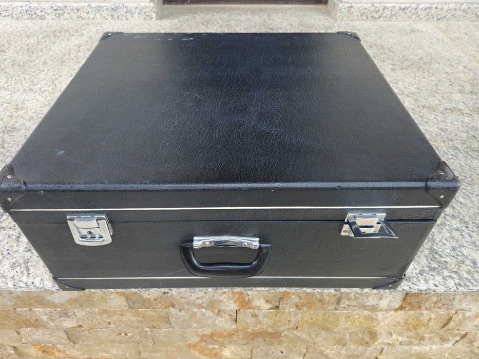 Vând acordeon Parrot cu 80 de basi  negru