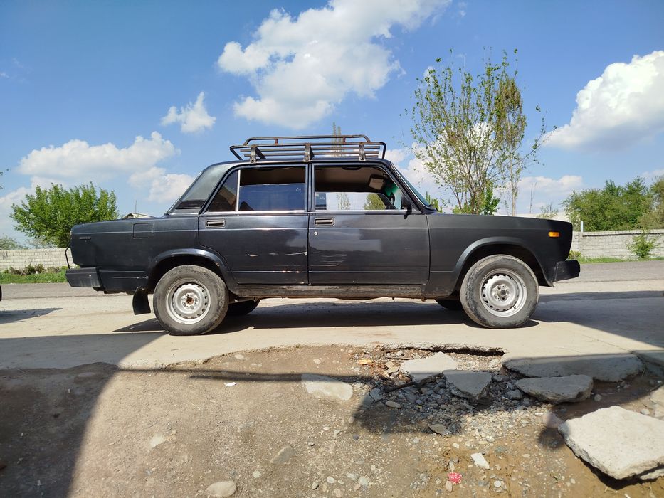 Vaz 2107 sotiladi. Yili 90 gazi bor.