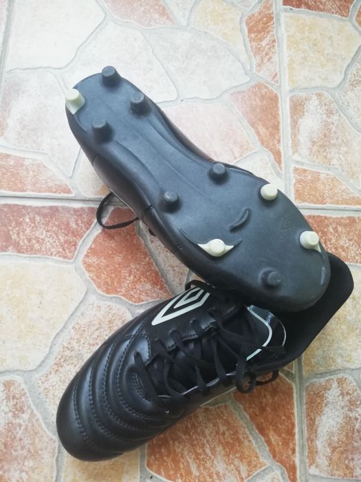 Бутони фурболни маратонки