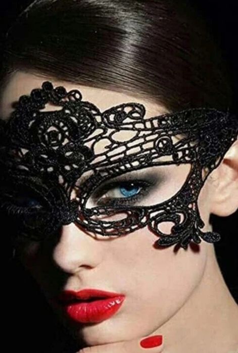 Роскошная карнавальная маска из гипюра