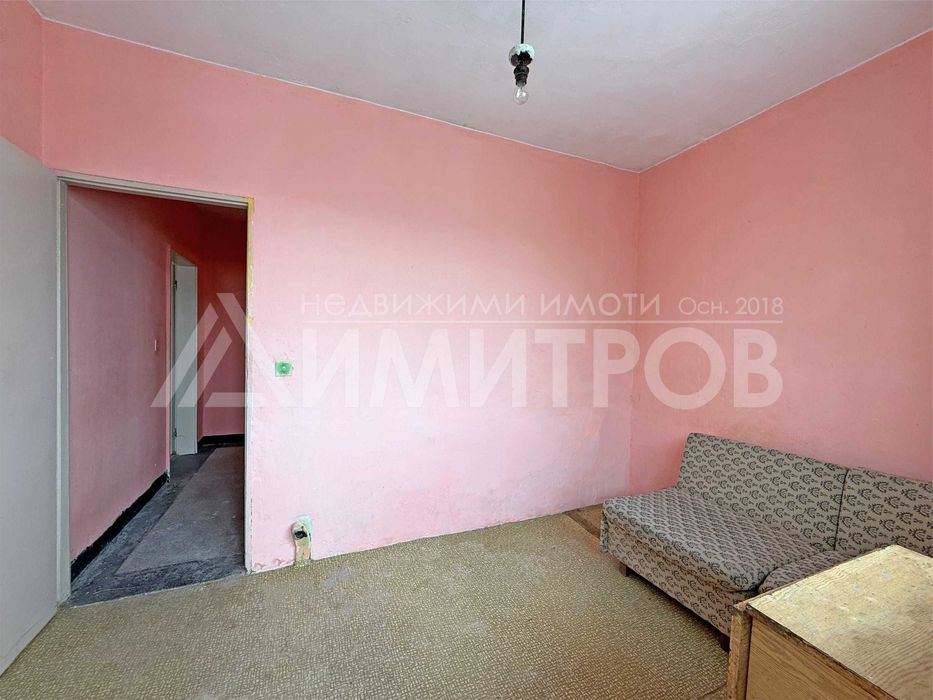 Продава гарсониера 40 м2. в центъра на гр. Нови пазар, САНИРАН жилищен блок. Нисък етаж.