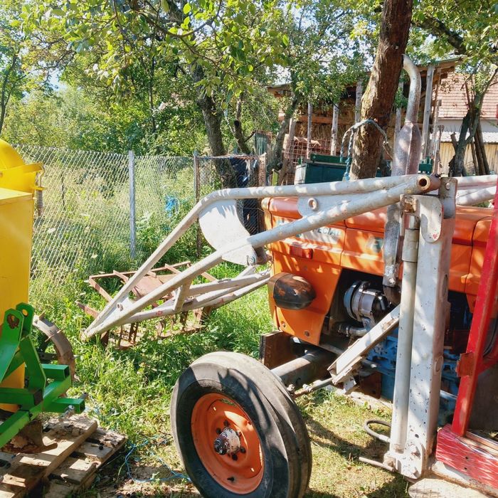 Vând încărcător frontal  tractor