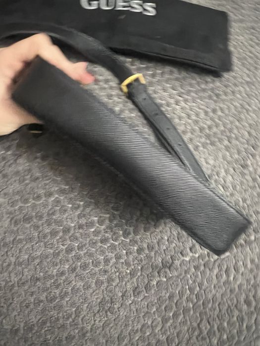 Черна малка чанта на Guess