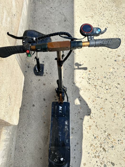Electro sukuter sotladi