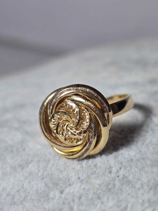Inel Damă Floare din Aur 14K – Design Elegant și Rafinat