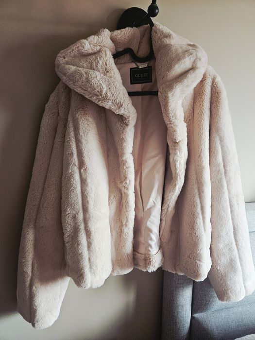 GUESS Късо палто Sophy от еко пух