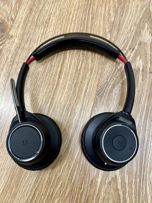 Casti Plantronics Voyager Focus UC cu stand incarcare