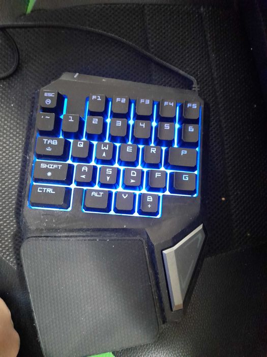 Светеща геймарска клавиатура за една ръка.