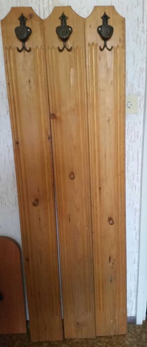 Продавам изгодно дървени закачалки
