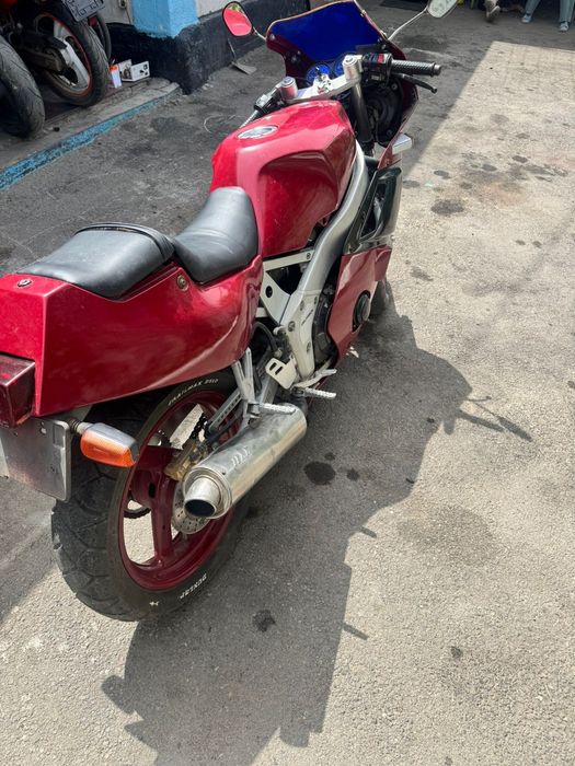 Yamaha fzr400.  .