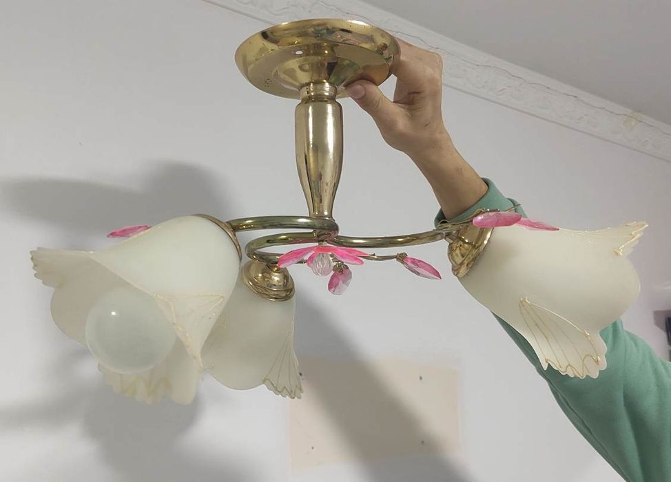 Люстра б.у. на три плафона