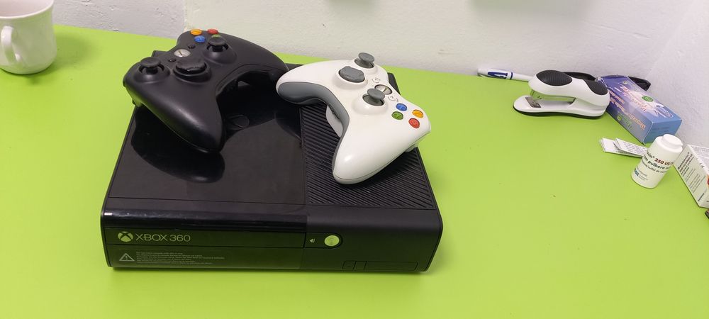 Xbox 360 cu 2 controller +16 jocuri