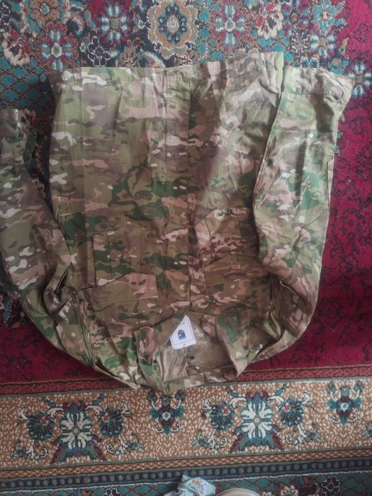 Harbiy formalar va sapoglar sotiladi