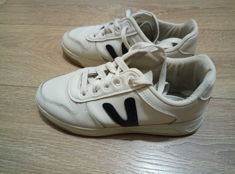 Кожаные кроссовки