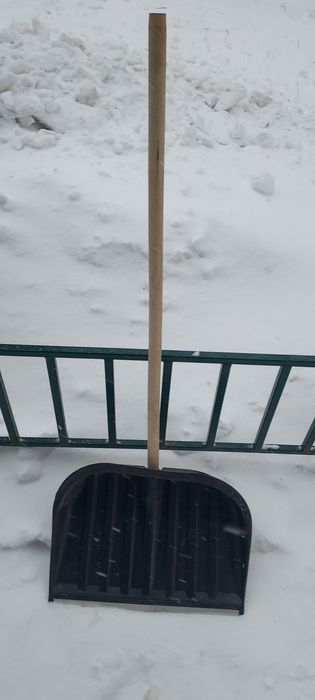 Lopata zapada plastic sau metal , cu bat lemn