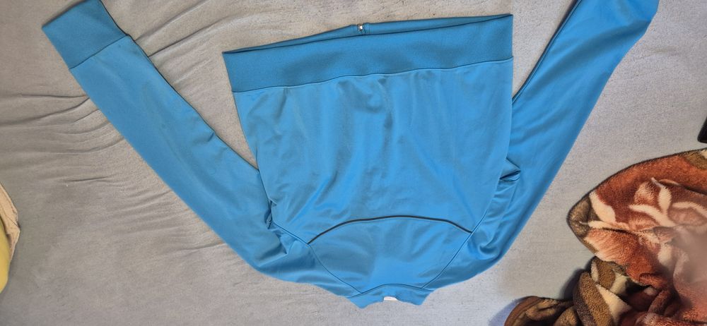 Vând bluza de trening firma nike.