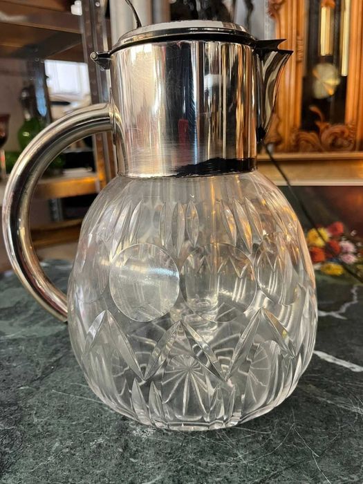 Carafă vintage din cristal tăiat cu capac și guler din metal argintat