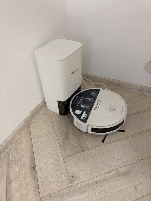 Aspirator robot Rowenta cu statie incarcare si functie spalare.