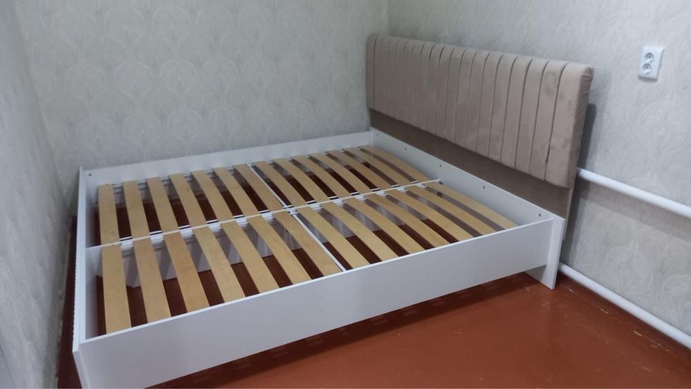 Двуспальная кровать