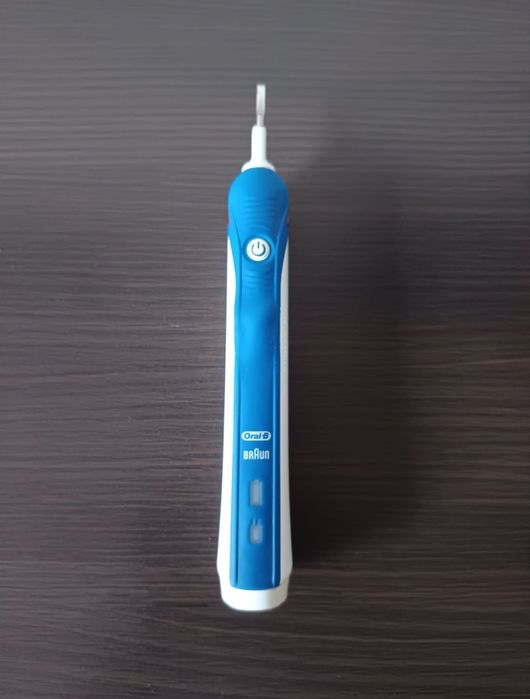 Електрическа четка за зъби oral b/Несесери