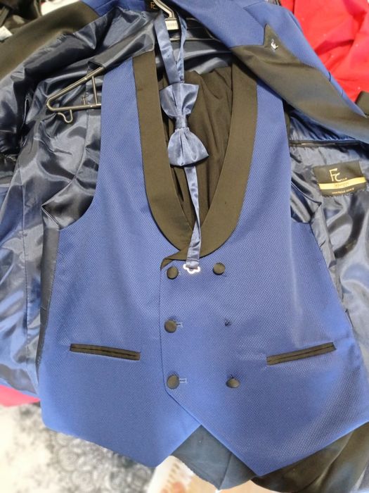 Продава се кастюм