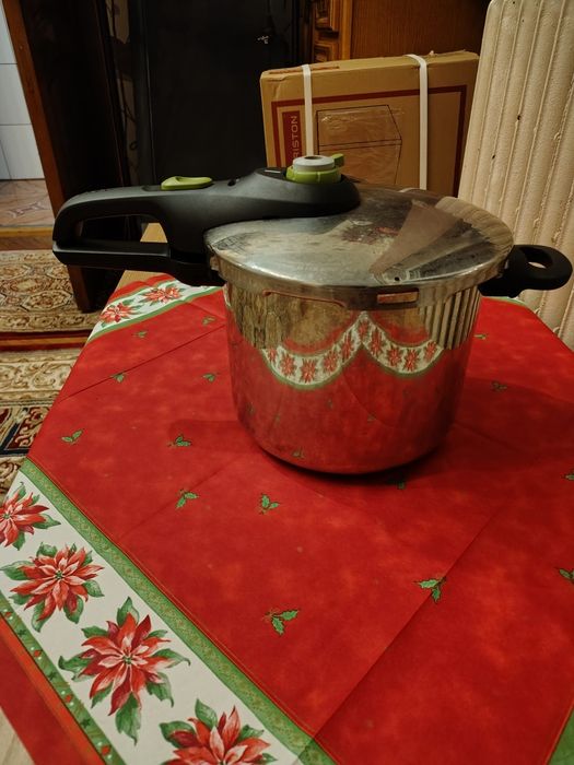 Vând oala sub presiune Tefal 6l , impecabila, .
